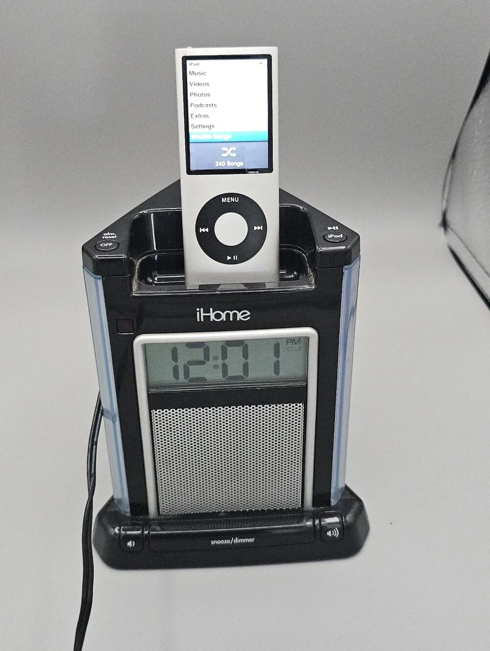 Ipod Nano 4th 8gb Ihome Speaker Dock Alarm Clock IH4B Works Battery Drains Quick